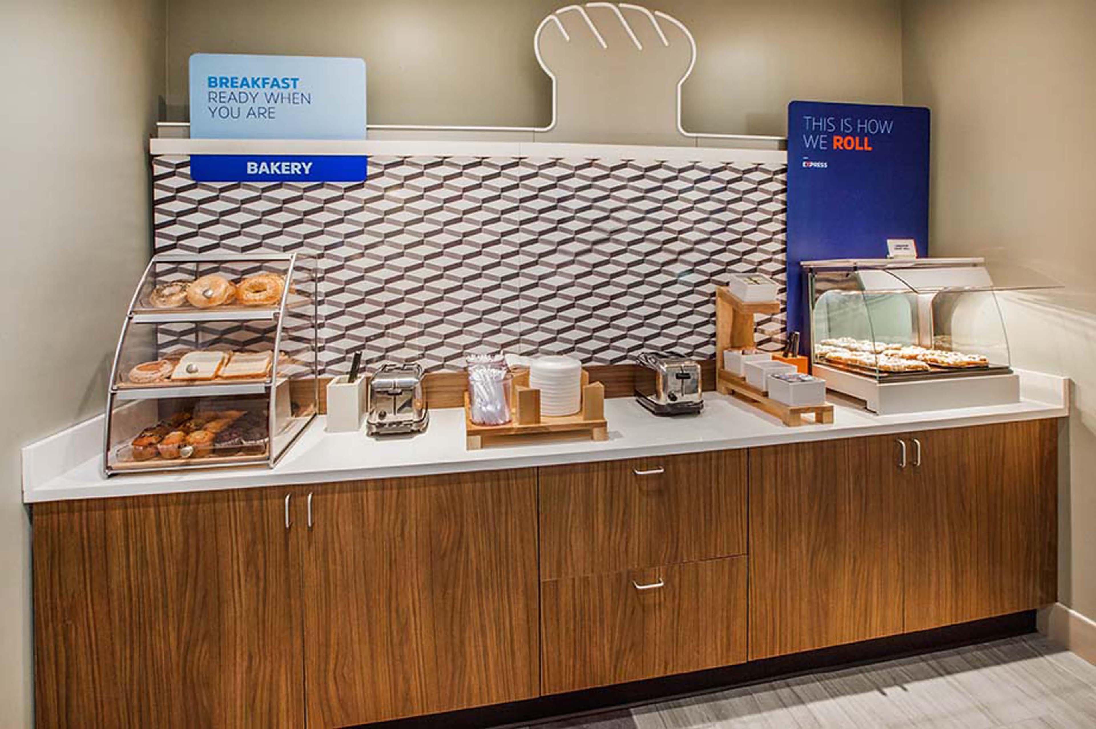 Holiday Inn Express & Suites Alliance By Ihg Exterior photo