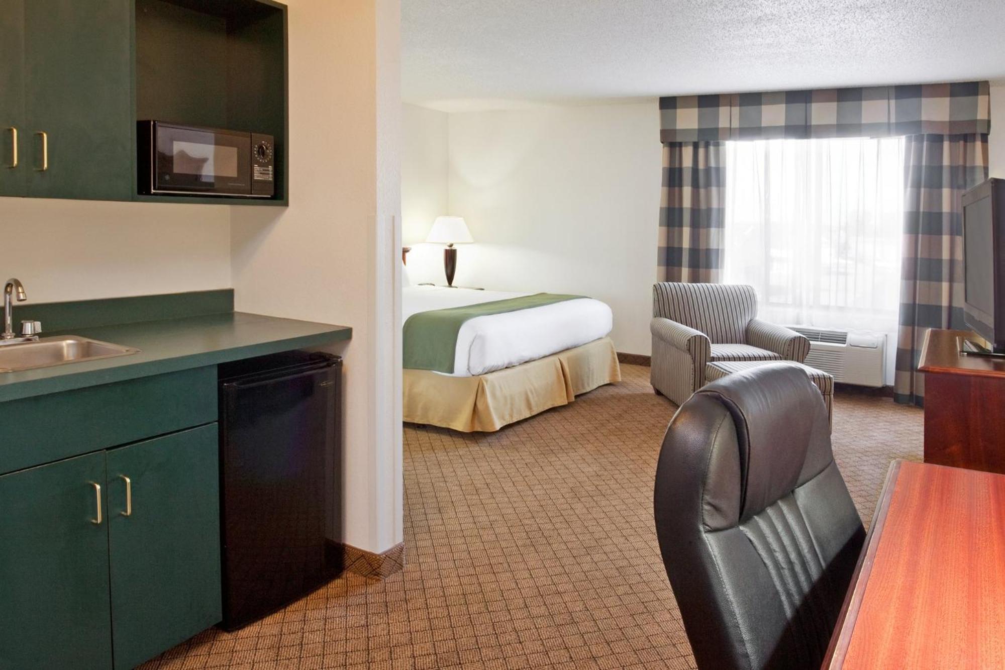 Holiday Inn Express & Suites Alliance By Ihg Exterior photo